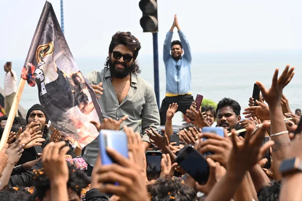 Allu Arjun : వైజాగ్ లో ‘పుష్ప’.. బన్నీకి గ్రాండ్ వెల్కమ్ చెప్పిన ఫ్యాన్స్!