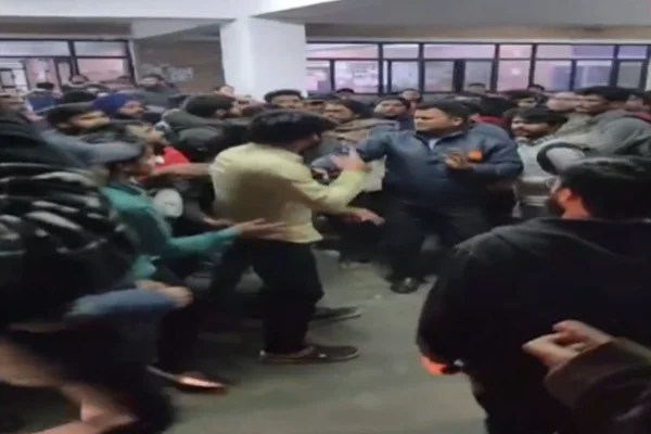 Delhi JNU లో ఏబీవీపీ, వామపక్ష మద్దతు గల గ్రూపుల మధ్య తీవ్ర ఘర్షణ.. విద్యార్థులకు గాయాలు!