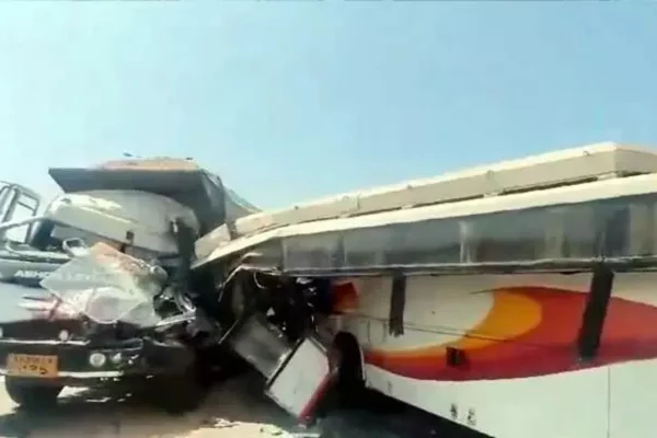 35 మంది APSRTC ప్రయాణికులకు తప్పిన ప్రమాదం!