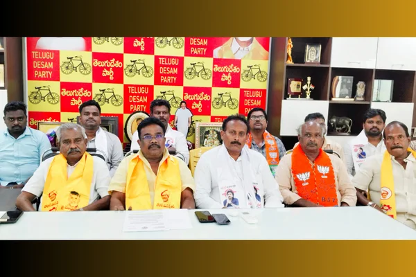 Pensions Distribution: పెన్షన్ల పంపిణీ పై వైసీపీ రాజకీయం చేస్తుంది -టిడిపి  ప్రధాన కార్యదర్శి గూడపాటి శ్రీనివాసరావు
